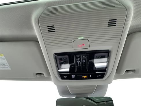 Used 2025 Volkswagen Tiguan SE w/ Panoramic Sunroof Package FWD image 43