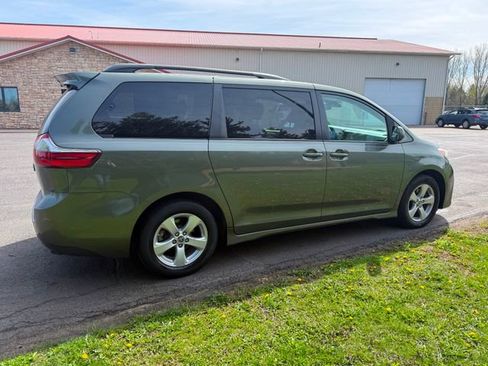 Used 2020 Toyota Sienna LE w/ Carpet Mat Package FWD image 4