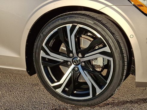 Used 2024 Volvo S60 B5 Plus image 8