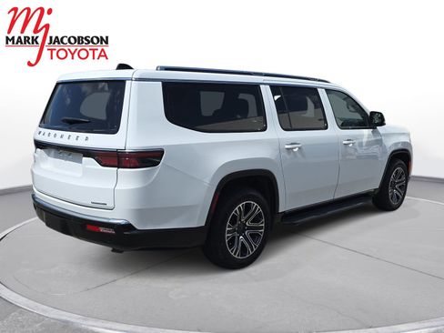Used 2024 Jeep Wagoneer L Series II w/ Flexible Seating Group AWD/4WD image 5