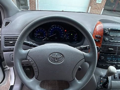 Used 2010 Toyota Sienna XLE image 14