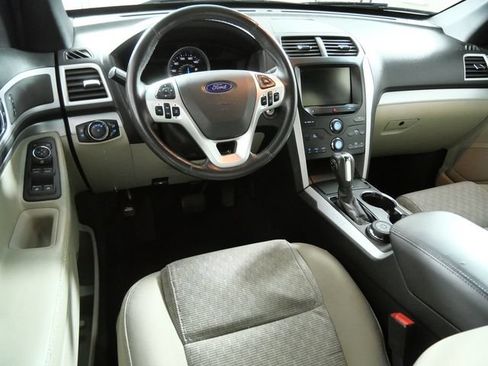 Used 2015 Ford Explorer XLT AWD/4WD image 4