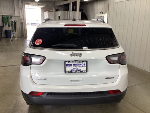 Used 2024 Jeep Compass Latitude w/ Sun and Sound Group AWD/4WD image 4