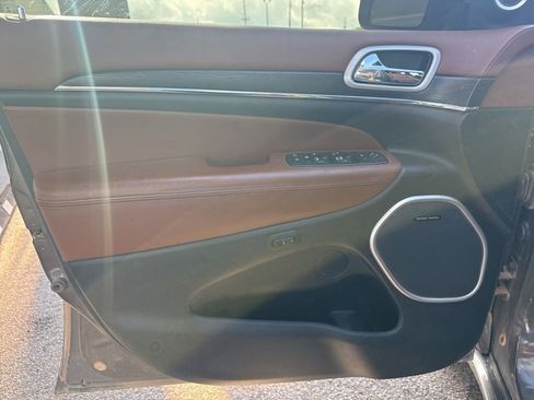 Used 2018 Jeep Grand Cherokee Summit AWD/4WD image 14