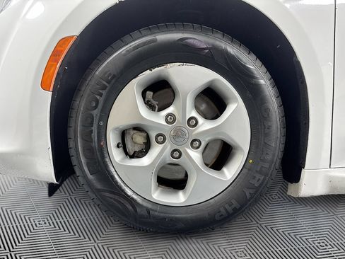 Used 2017 Chrysler Pacifica Touring-L Plus FWD image 33