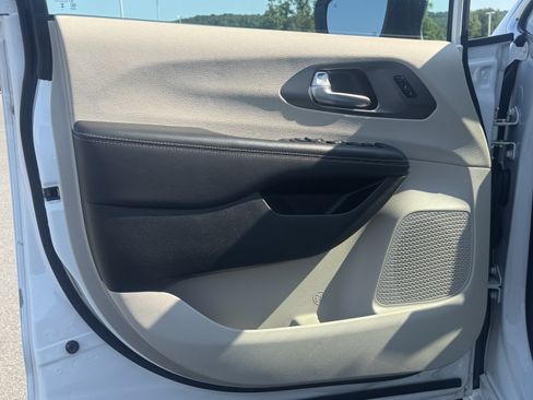 Used 2023 Chrysler Pacifica Touring-L FWD image 15