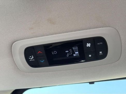 Used 2024 Chrysler Pacifica Touring-L FWD image 12