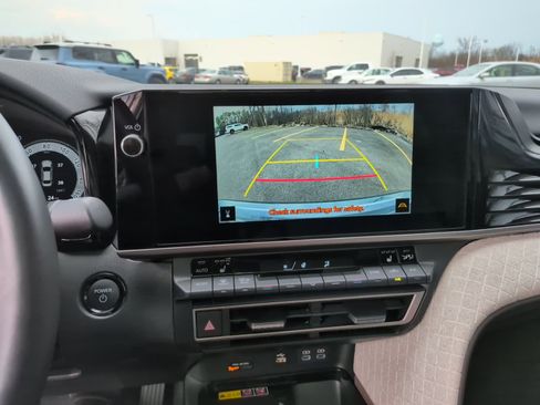 Used 2025 Toyota Camry XLE image 12