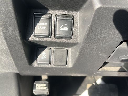 Used 2024 Nissan Frontier SV image 12