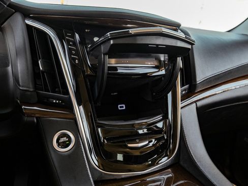 Used 2018 Cadillac Escalade Luxury image 27