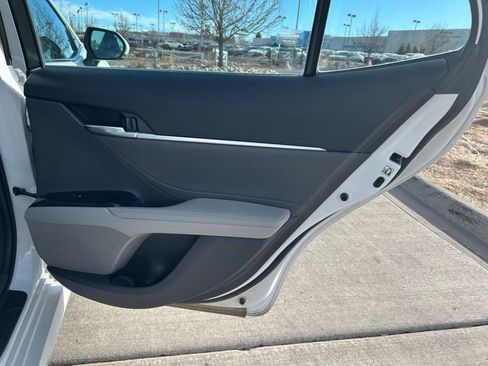 Used 2018 Toyota Camry XLE image 16