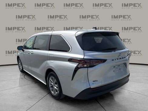 Used 2025 Toyota Sienna LE image 3