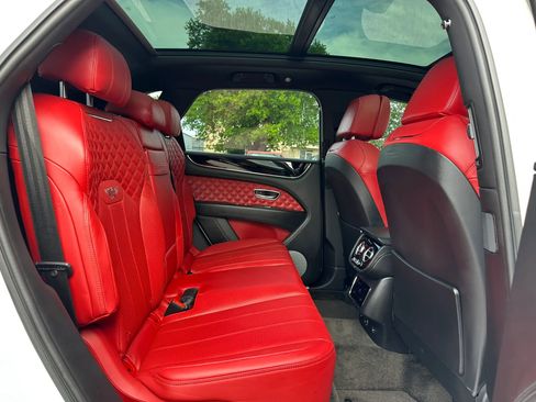 Used 2021 Bentley Bentayga AWD/4WD image 40