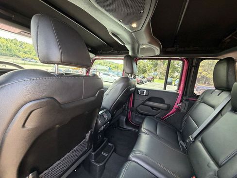 Used 2024 Jeep Wrangler Unlimited Sahara w/ Technology Group AWD/4WD image 29