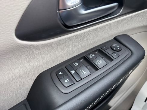 Used 2023 Chrysler Pacifica Touring-L image 18