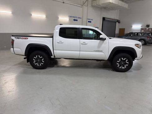 Used 2023 Toyota Tacoma TRD Off-Road w/ Technology Package AWD/4WD image 8