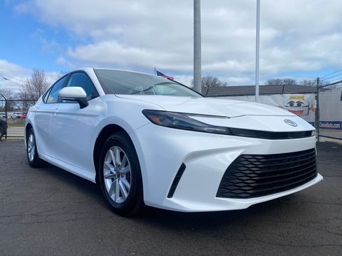 Used 2025 Toyota Camry LE image 31