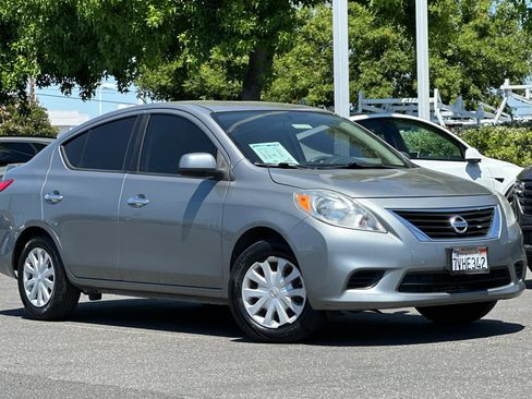 Used 2014 Nissan Versa SV FWD image 2