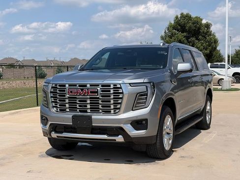 Used 2025 GMC Yukon XL Denali AWD/4WD image 3