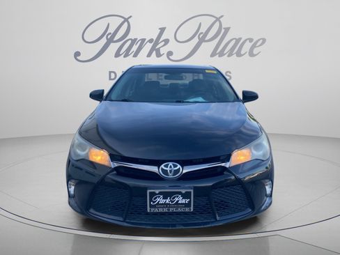 Used 2017 Toyota Camry SE w/ Moonroof Package FWD image 9