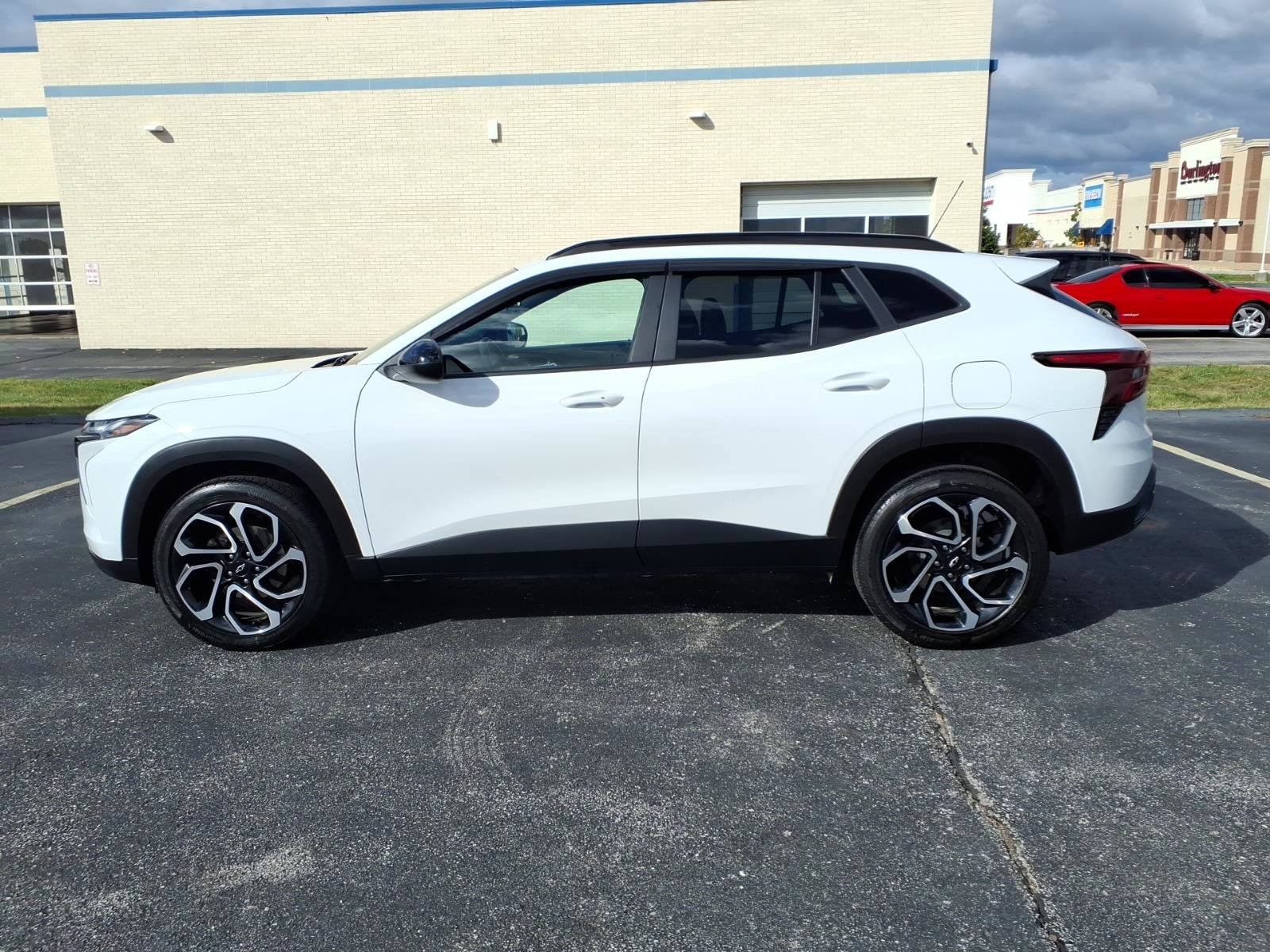 Used 2025 Chevrolet Trax RS w/ Sunroof Package FWD image 4