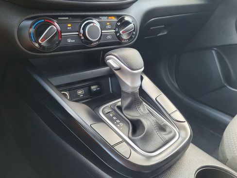 Used 2025 Kia Soul LX w/ LX Technology Package FWD image 27