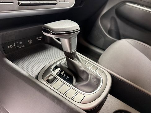 Used 2025 Hyundai Kona SEL FWD image 17