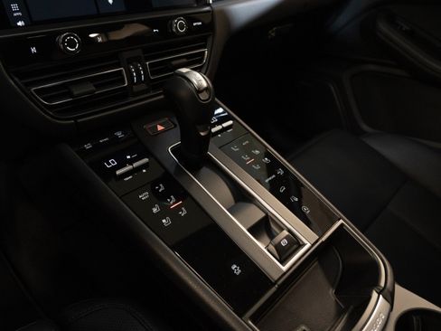 Certified 2026 Porsche Macan AWD/4WD image 26