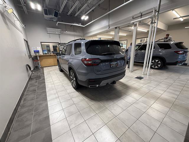 Used 2025 Honda Pilot Touring image 4