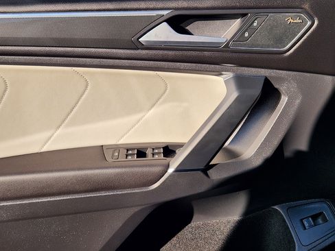 Used 2018 Volkswagen Tiguan SEL Premium image 23