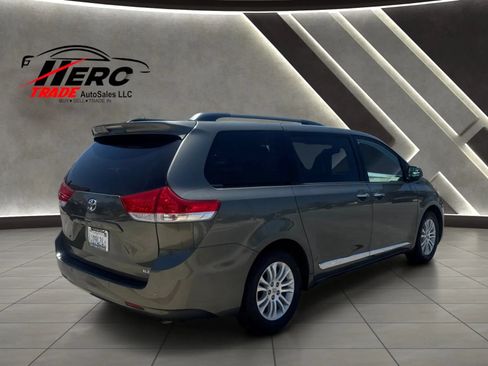 Used 2011 Toyota Sienna XLE w/ XLE Navigation Pkg FWD image 4