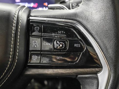 Used 2022 Jeep Grand Cherokee Overland w/ Luxury Tech Group IV AWD/4WD image 31