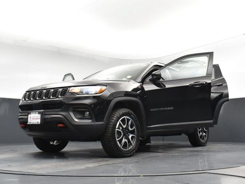 Used 2024 Jeep Compass Trailhawk AWD/4WD image 32