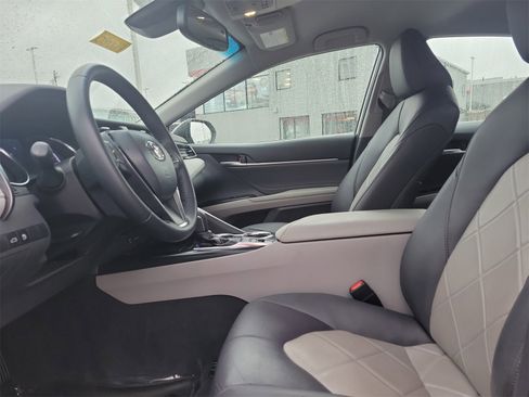 Certified 2018 Toyota Camry XLE image 15