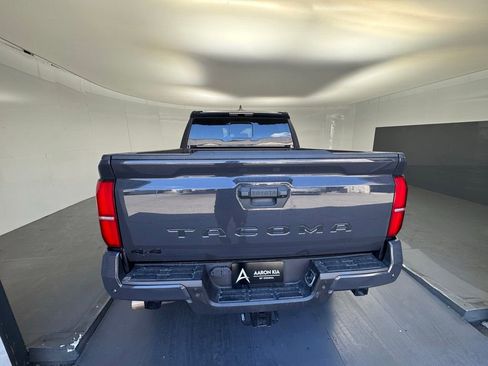 Used 2024 Toyota Tacoma TRD Sport w/ TRD Sport Upgrade Package image 4