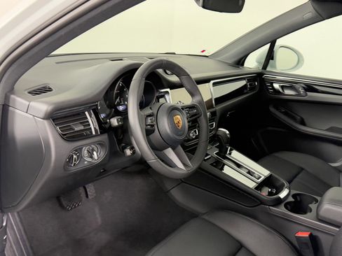 Certified 2026 Porsche Macan AWD/4WD image 4