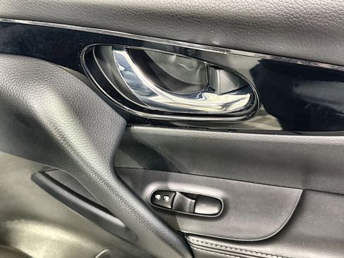 Used 2022 Nissan Rogue Sport SV image 38