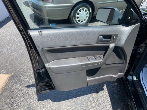 Used 2010 Ford Focus SE image 21