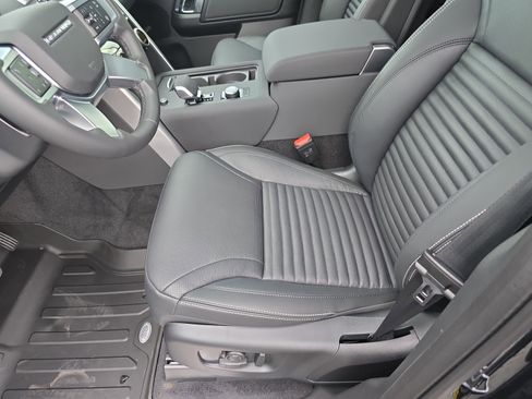 Certified 2025 Land Rover Discovery S image 23