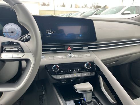 Used 2025 Hyundai Elantra SEL image 18