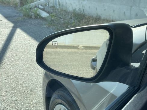 Used 2018 Toyota Corolla LE FWD image 11