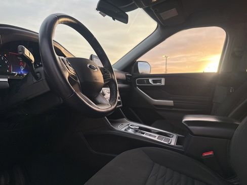 Used 2020 Ford Explorer XLT image 30