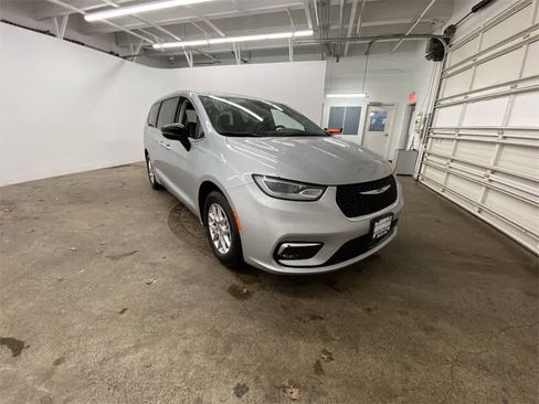 Used 2024 Chrysler Pacifica Touring-L image 8