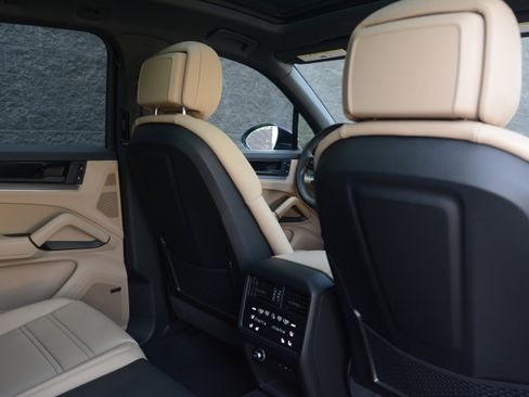Certified 2025 Porsche Cayenne Coupe AWD/4WD image 33