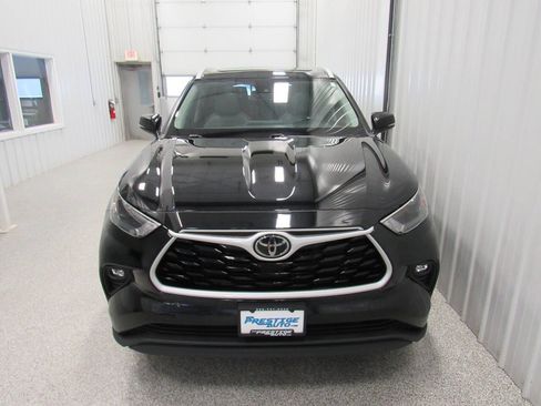 Used 2022 Toyota Highlander XLE AWD/4WD image 9