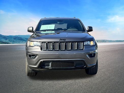 Used 2018 Jeep Grand Cherokee Altitude image 3