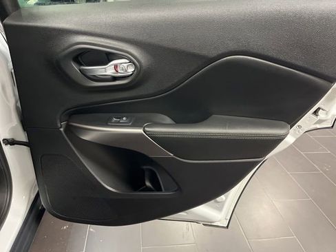 Used 2019 Jeep Cherokee Limited image 14