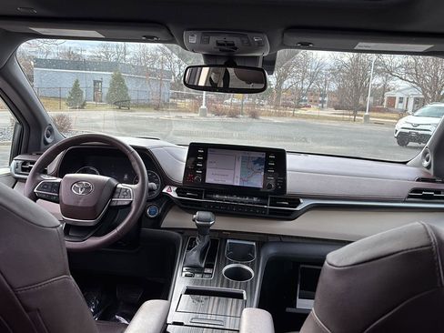 Used 2023 Toyota Sienna Platinum image 10