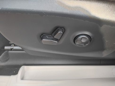 Used 2023 Chrysler Pacifica Touring-L FWD image 15