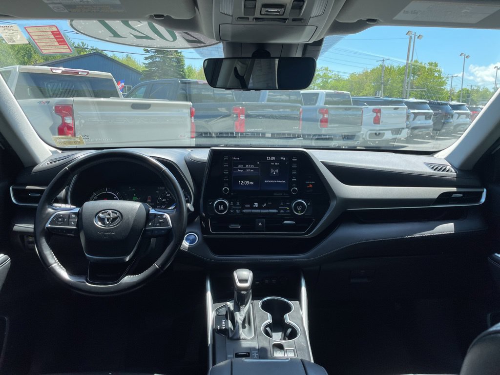 Used 2021 Toyota Highlander XLE AWD/4WD image 14